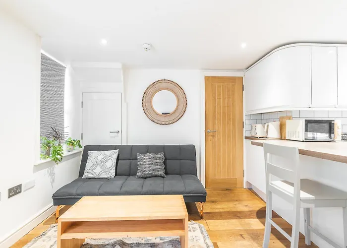 Charming & Chic, Cosy Beach Nest, Just 2-Min Walk!
