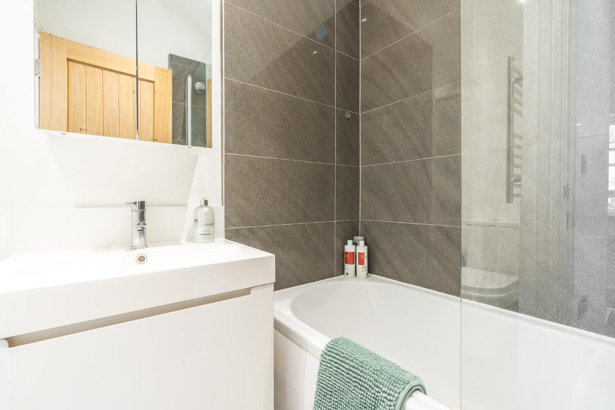 Charming & Chic, Cosy Nest, Just 2-min Walk! Apartment
